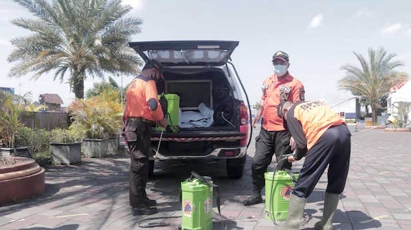 Putus Rantai Covid-19, Satgas Disinfektan Masjid Roudhotul Muchlisin di Jember